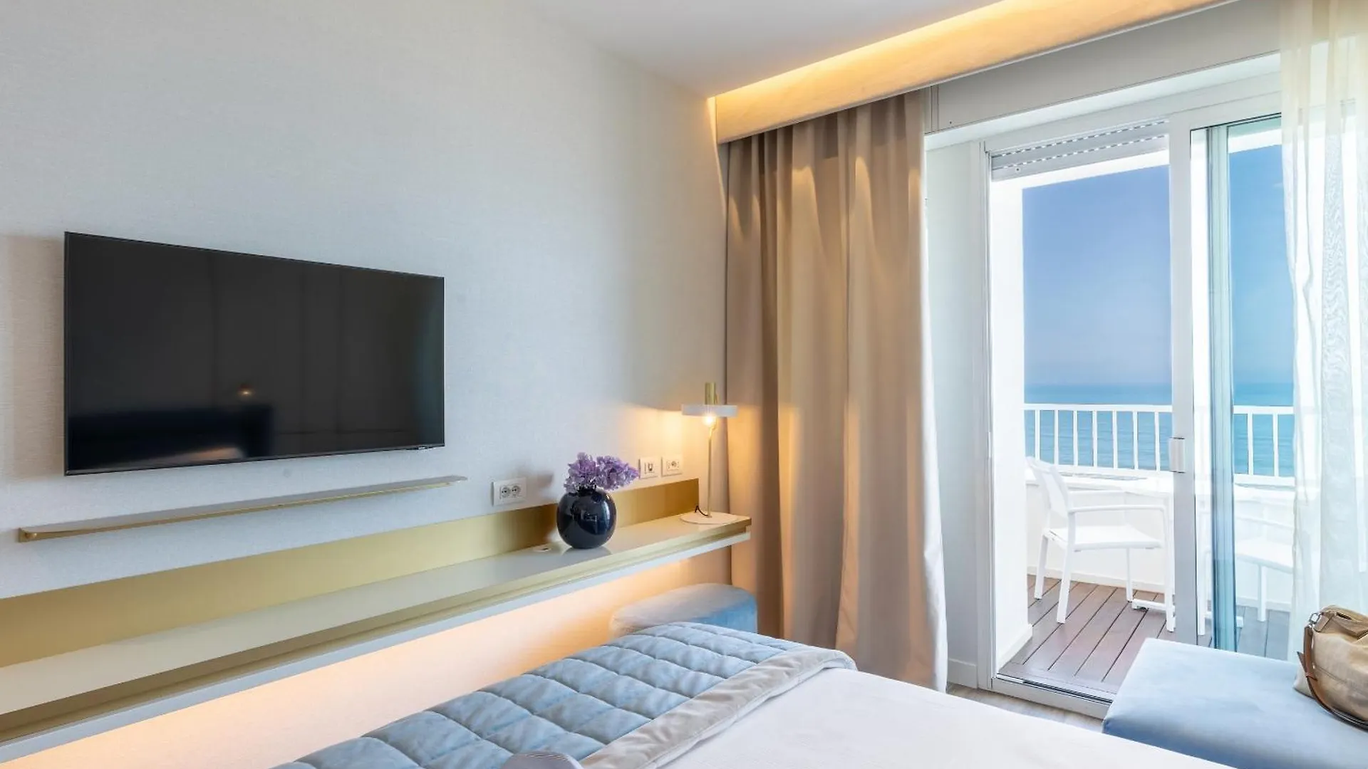 Hotel Tiffany'S ريتشوني 4*,  إيطاليا